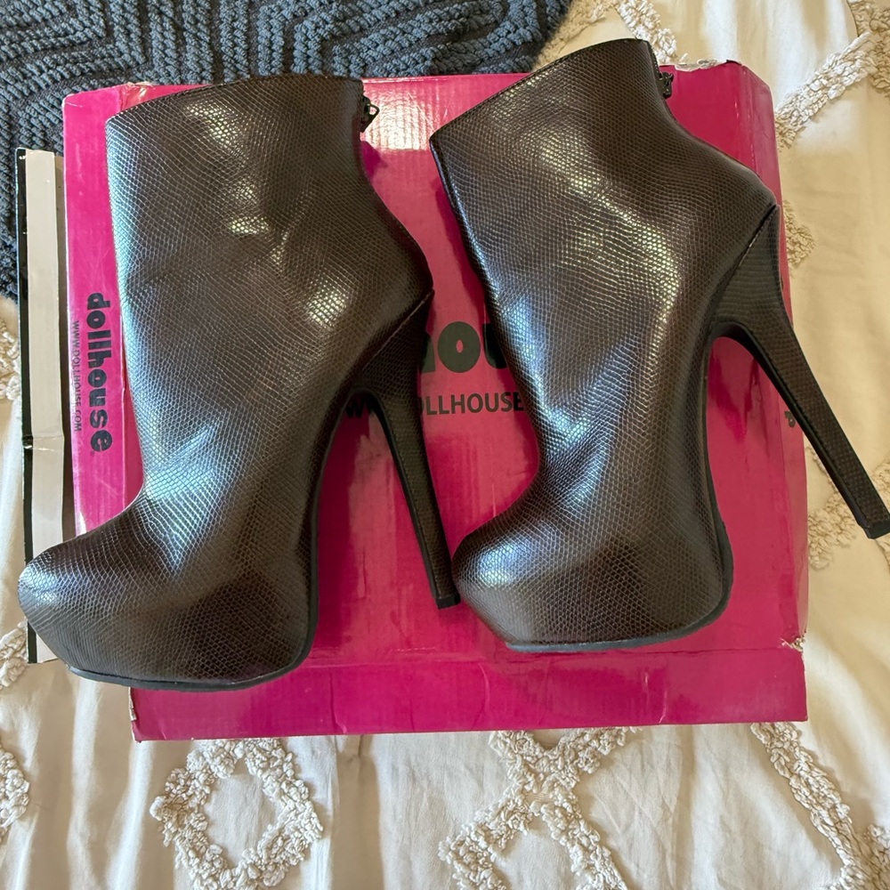 Dollhouse Women's Brown Platform Heels